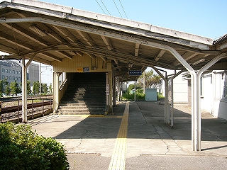 旧改札口前から見た大屋根と跨線橋階段上り口。