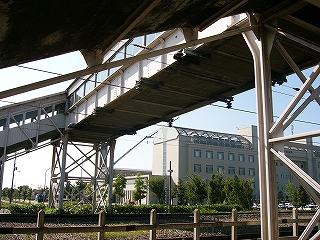 跨線橋を見上げて。