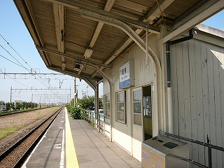 ホームの背後に出っ張るように作られた待合室。