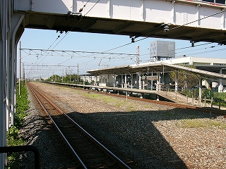 斜向かいの上り線ホーム。