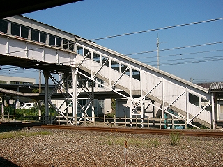 向こうに足を下ろす跨線橋。