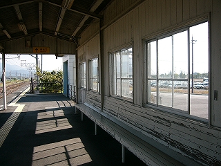 壁に据え付けの長椅子とガラス窓。