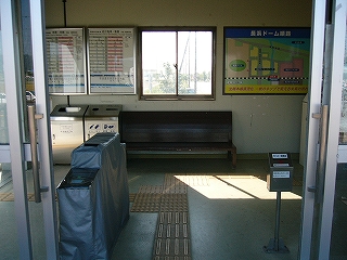 左に簡易自動改札、奥に焦げ茶の長椅子。