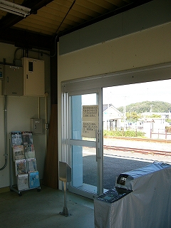 ホームへの出入口を見て。