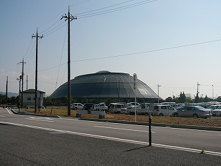 離れた向こうに長浜ドーム。