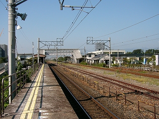 付け足されたホーム端から見た駅構内の風景。遠くのほうに跨線橋が見えている。