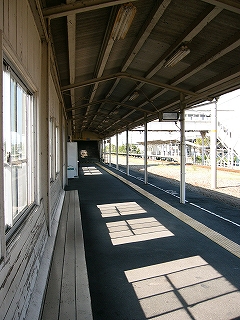 長椅子から見たホームの風景。