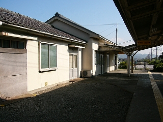 左手に平屋の建物、右にちょっとした空きスペース。