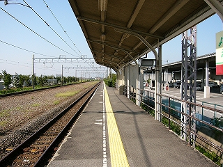 左に広い構内、右に片持ち上屋のホーム。ホームの背後は簡単な柵になっている。