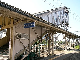 跨線橋階段の側面。