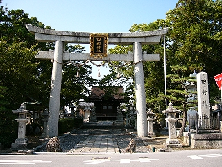 立派な鳥居のある神社。