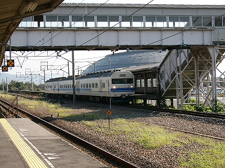 斜向かいのホームに停車中の3両編成の列車。