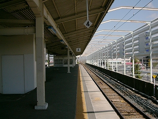 ホームと線路。