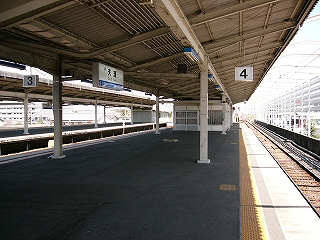 特に何も置いていないホーム。