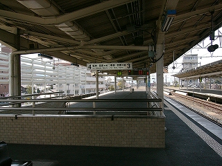 ベージュのレンガタイルの用いられた階段降り口の反対側。