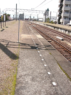 粗いコンクリート表面に残る白癬。