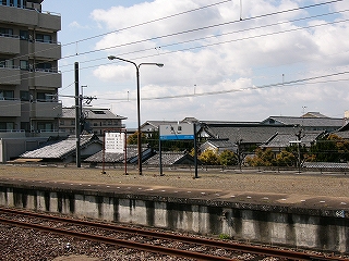 未舗装の隣のホーム。