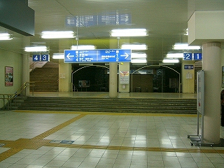 中二階の数段の階段のある駅舎内。