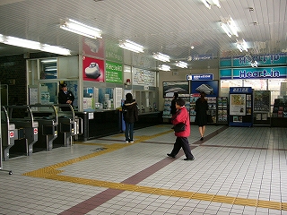 左手に自動改札と有人改札を兼ねたみどりの窓口、券売機。そして突き当たり。