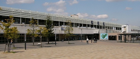 横長の高架駅。