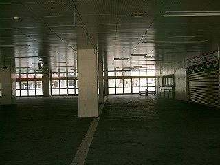 団体専用改札口を出たところの様子。ドアが締め切られて誰もいない。