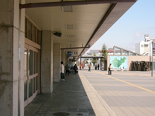 石の柱、古いガラス戸。