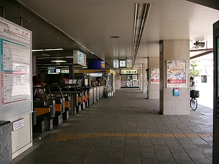 自動改札の並び。