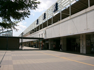 高架駅。鉄骨の桟の部分に天理駅と一文字ずつの表示。