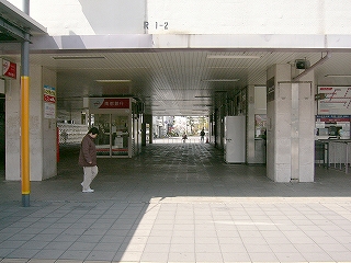駅の裏にぬけられる幅のある通路。薄暗く、通る人はあまりいない。