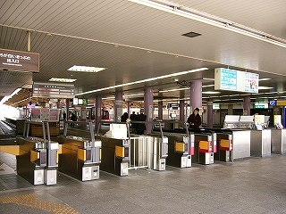 6レーンの自動改札。