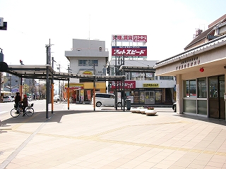 交差点の角にバス乗り場のような屋根。右手に交番。