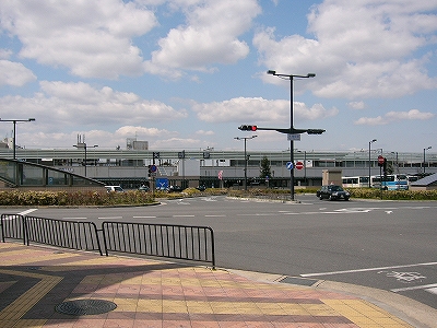 閑散とした広い交差点のずっと向こうに横に長い駅舎。