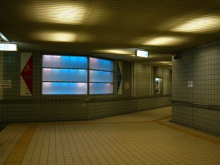 青とピンクの光の展示物。