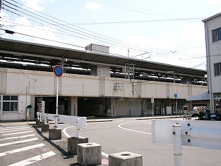 白く塗られたコンクリートでできた高架。それほど高くない。