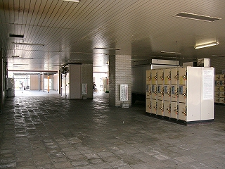 コインロッカー、柱。