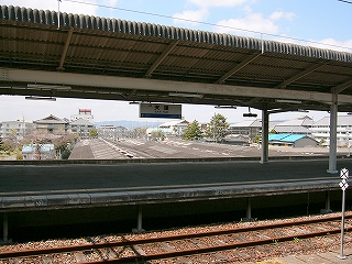 ホームの向こうに見える上屋の密集。