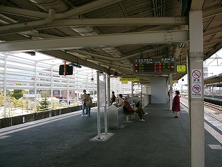 LLEDの列車案内、時刻表、人。