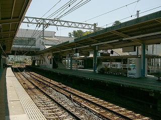 階段前から少し離れたところには長椅子と自販機が置いてある。