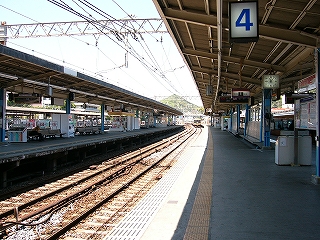 隣と比べて割とすっきりした感じの4・3番線ホーム。