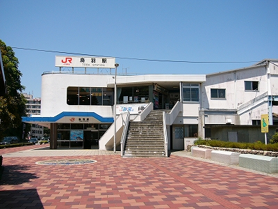 ２階建て。左のコーナーが丸みを帯びている。