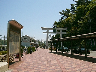 鳥居と屋根付きタクシー乗り場のある駅前。