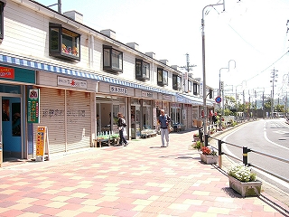 横に長い建物で、5,6店が店が入っている。