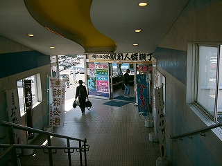 左奥の外への出口を階段上から見下ろして。