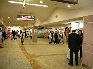 アイボリー調の床のコンコース。天井は波打たせてある。