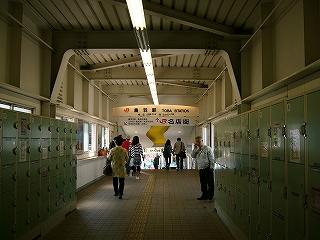 コインロッカーのある通路の風景。