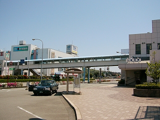 広い道路を陸橋が渡っている。その向こうに鳥羽一番街のビル。