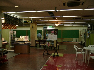 古くさい床になった内部はガラガラ。