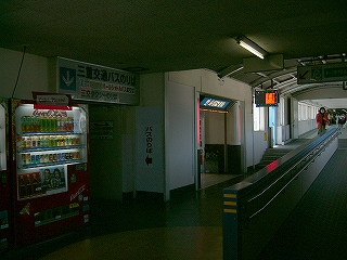 バス乗り場への下り口脇には自販機があった。