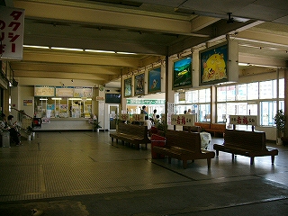 長椅子がポツリポツリと置かれた薄暗い待合室内。床は小さいタイルを敷き詰めたもので薄汚れていた。