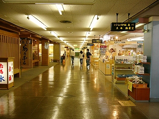 左手に食事処、右手に広いみやげ物店。